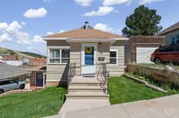 Grand Cozy Retreat in Downtown Lead - Image 2
