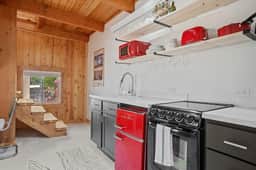 Guest Suite-Hot Tub-Close to Town - Image 3