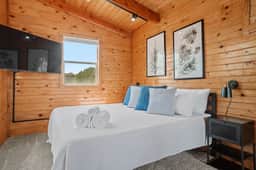 Guest Suite-Hot Tub-Close to Town - Image 4