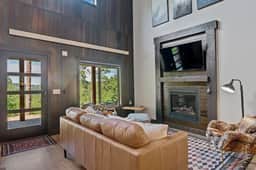 High Mountain Rustic Cabin- Hot Tub- Game Loft - Image 2