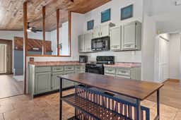 Pinedale Cabin Getaway - Image 2