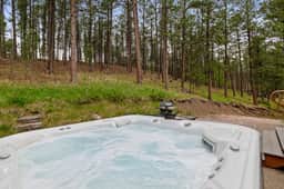 Prairie Creek Hideaway – Relaxing Hot Tub & Views - Image 2