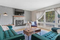 Roomy 5-Bed 3-Bath-Fire Place- Large Outdoor Space - Image 2