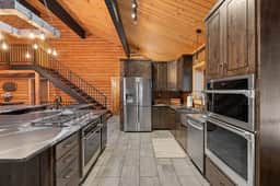 Schroeder’s Grand Log Cabin - Image 4