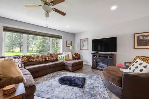 Cozy Creekside Cabin - Image 5