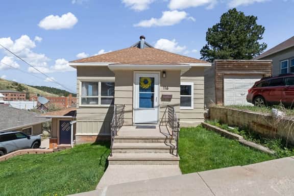 Grand Cozy Retreat in Downtown Lead - Image 2