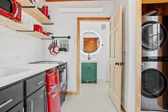 Guest Suite-Hot Tub-Close to Town - Image 2