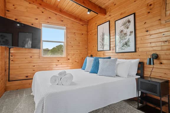 Guest Suite-Hot Tub-Close to Town - Image 4