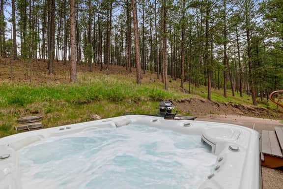 Prairie Creek Hideaway – Relaxing Hot Tub & Views - Image 2