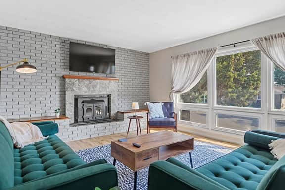 Roomy 5-Bed 3-Bath-Fire Place- Large Outdoor Space - Image 2