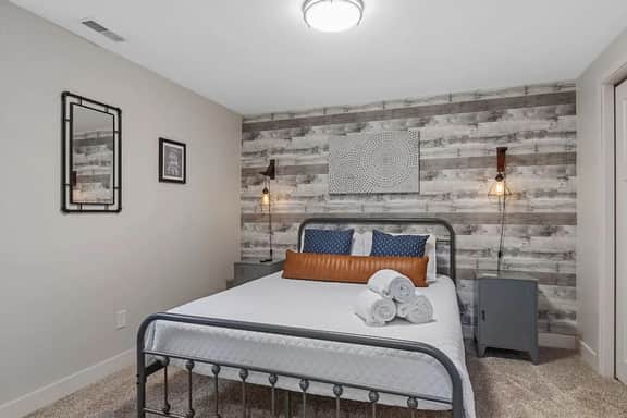 Roomy 5-Bed 3-Bath-Fire Place- Large Outdoor Space - Image 4