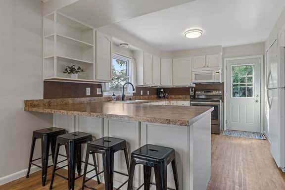 Roomy 5-Bed 3-Bath-Fire Place- Large Outdoor Space - Image 5
