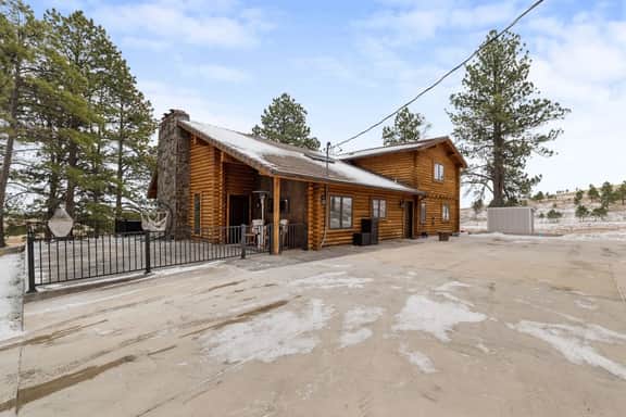 Schroeder’s Grand Log Cabin - Image 3