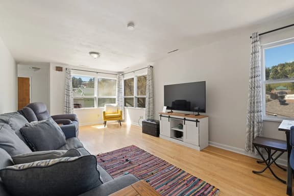 Grand Cozy Retreat in Downtown Lead - Image 1